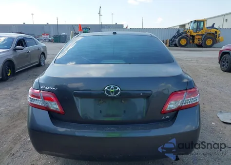 2010 Toyota Camry Le z USA, uszkodzony, nr VIN 4T4BF3EK4AR013283